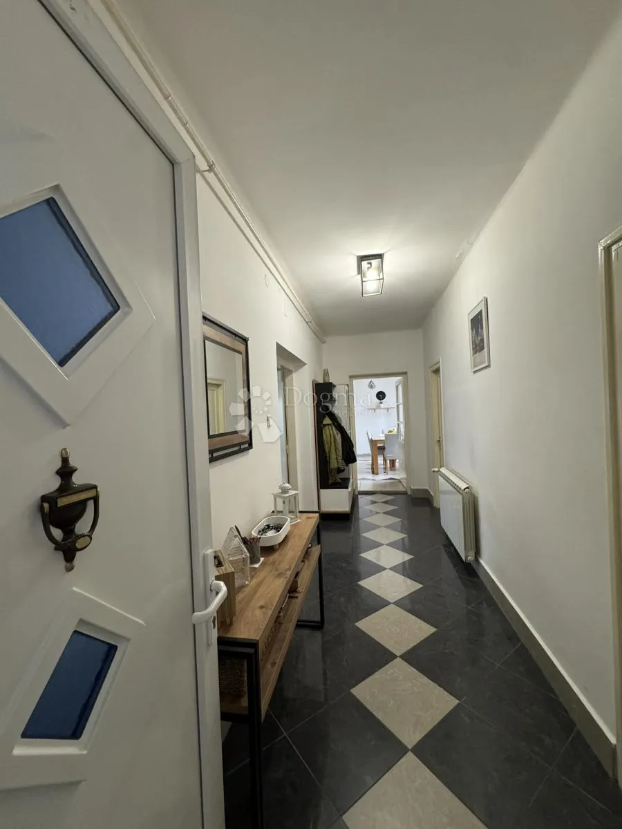 Prostran trosoban stan + garsonjera, centar Bjelovara - cover