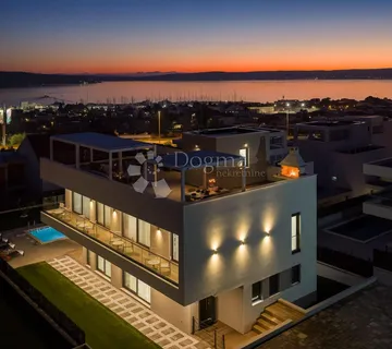 Vila s pogledom na more i bazenom, Kaštel Sućurac - cover