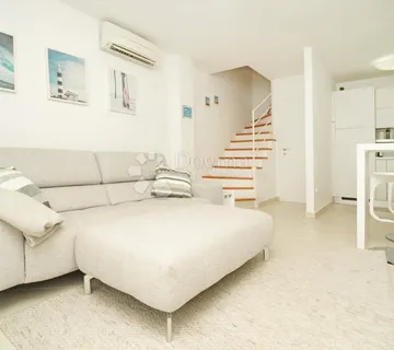 NOVIGRAD - Stan 100m od plaže s pogledom na more - cover