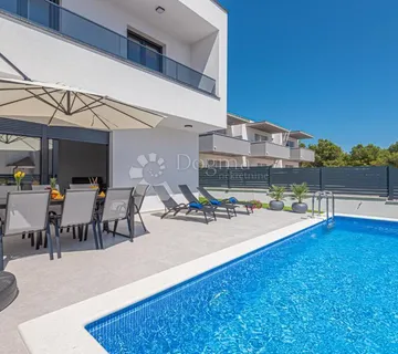 MODERNA DVOJNA VILA S BAZENOM I POGLEDOM U VODICAMA! - cover