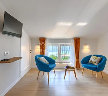 VILLA S BAZENOM, OKRUŽENA ZELENILOM, SVEGA 900 M OD MORA! Labin, okolica - cover