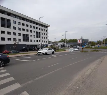  Jaruščica,  3s stan s parkingom  na atraktivnoj lokaciji, blizina Kauflanda, Arena centra,  vrtića i škole - cover