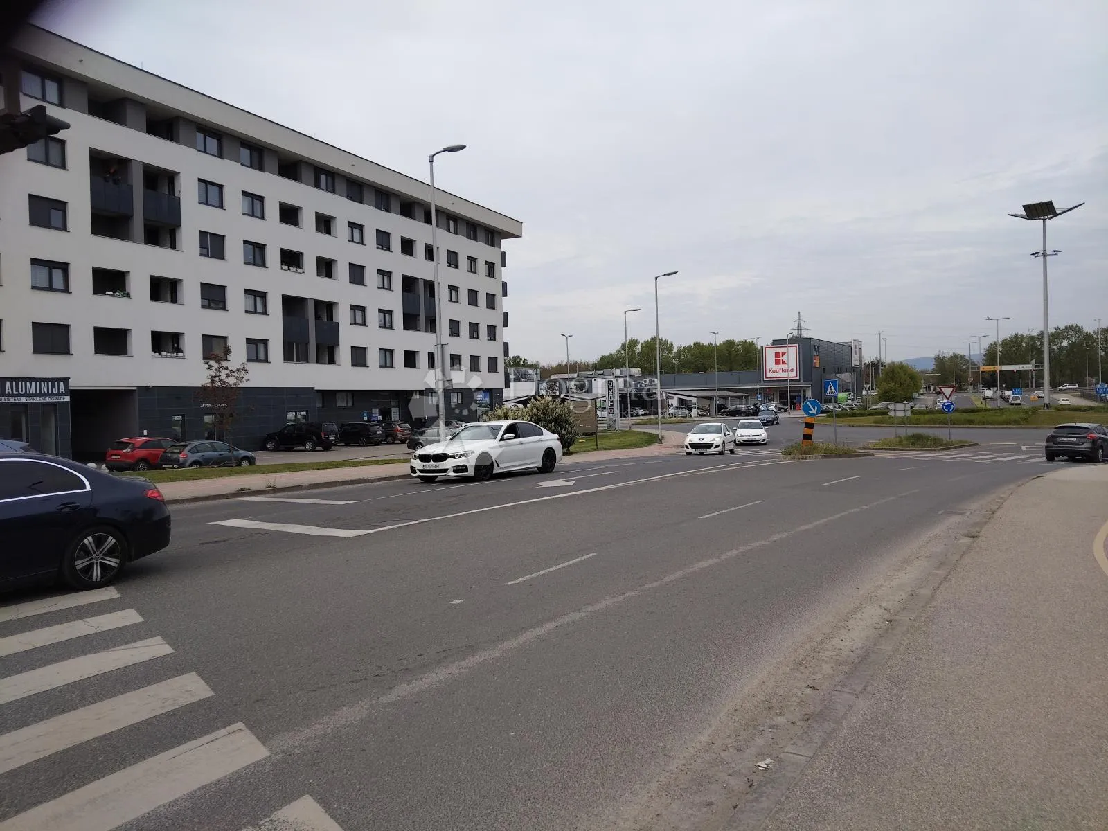  Jaruščica,  3s stan s parkingom  na atraktivnoj lokaciji, blizina Kauflanda, Arena centra,  vrtića i škole - cover