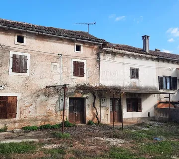 Dvije kuce u nizu, okolica Žminja - cover