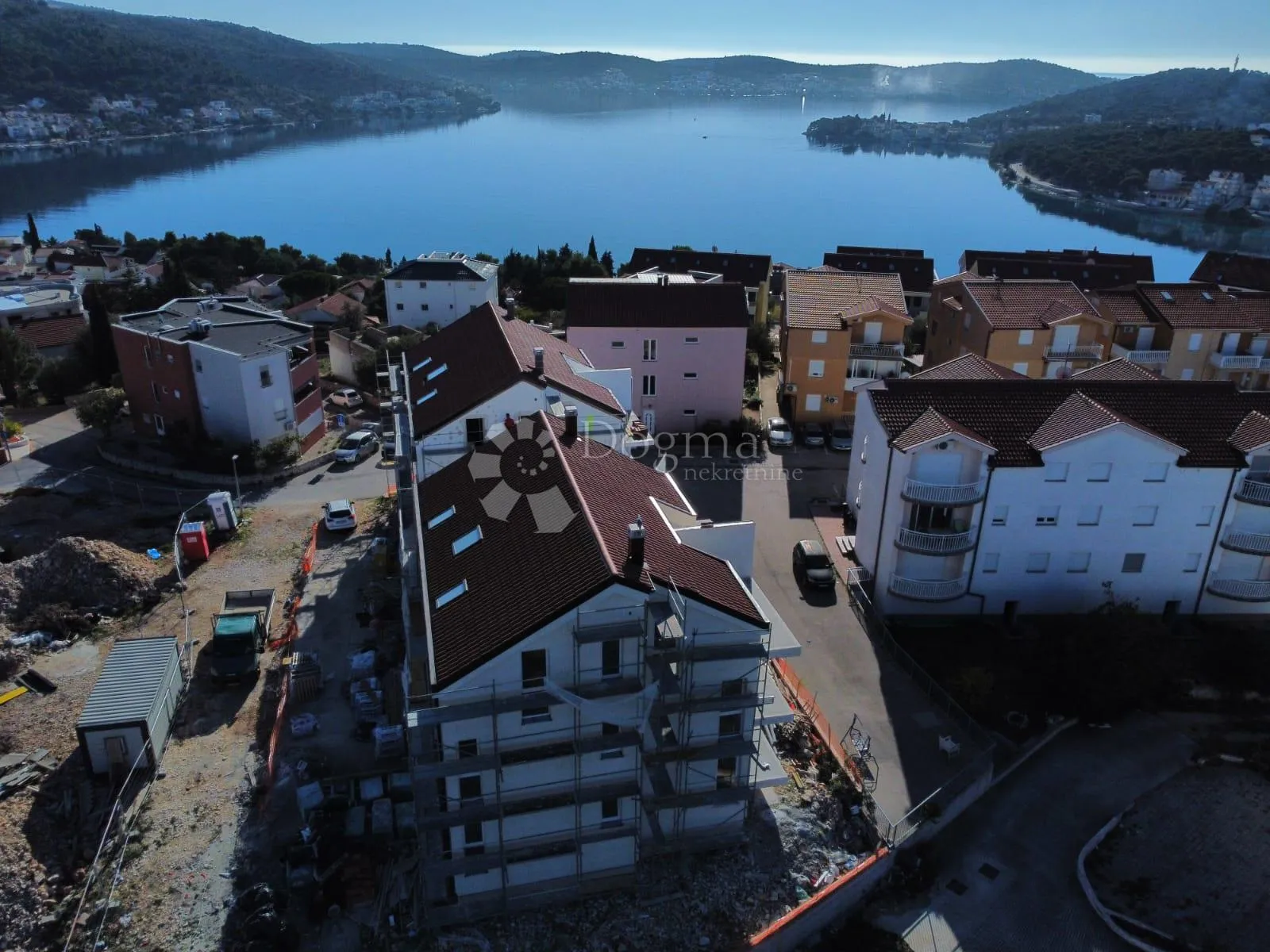 ROGOZNICA- STAN NA DRUGOM KATU S PREDIVNIM POGLEDOM s6 - cover