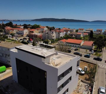 K.KAMBELOVAC- TOP PRILIKA! PENTHOUSE S POGLEDOM NA MORE I SPLIT - cover