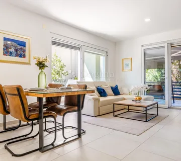 Ekskluzivna nekretnina u Kostreni – cijela etaža, apartman i velika garaža sa spremištima!  - cover