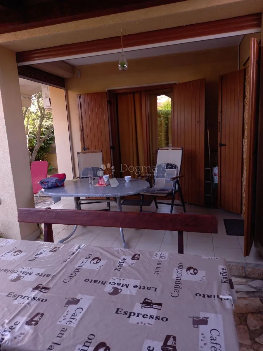 BANJOLE APARTMAN SA PROSTRANOM TERASOM - cover