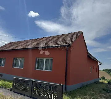 Obiteljska kuća s dvorištem i opcijom proširenja - cover