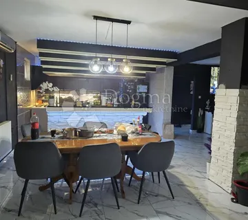 OBITELJSKA KUĆA SA DVA STANA + POMOĆNI OBJEKT SA DVA APARTMANA - cover