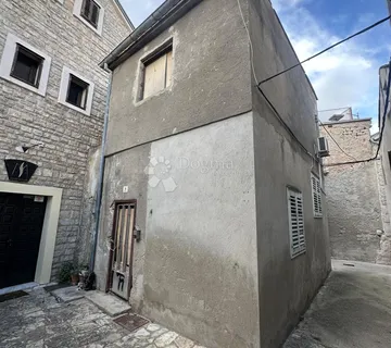 PIROVAC – KUĆA ZA ADAPTACIJU U POVIJESNOJ JEZGRI (MOGUĆA DVA STANA) - cover