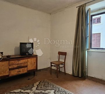 Kamena kuća s terasom i garažom - cover