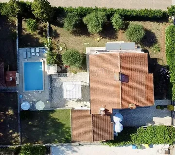 KUĆA SA 5 APARTMANA I BAZENOM BLIZU POREČA - cover