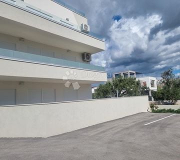 IZNIMAN 3-SOBNI APARTMAN U CENTRU ROGOZNICE - cover