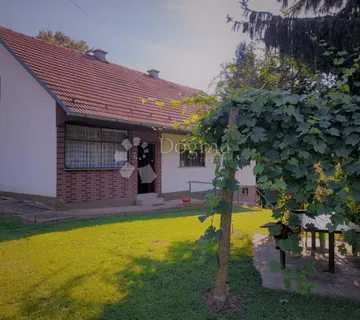 IMANJE U KAPELŠČAKU SA USELJIVOM KUĆOM I VELIKIM ZEMLJIŠTEM - cover