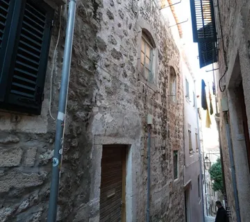 Investicijska prilika u Starom gradu – kuća na tri etaže - cover