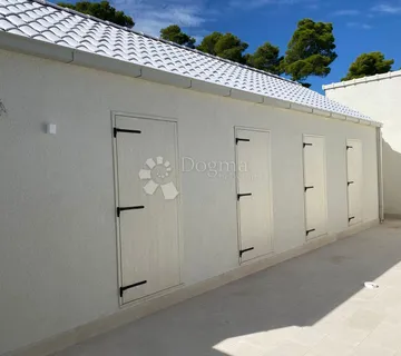 Drugačija vila s bazenom, Brač, Bobovišća - cover