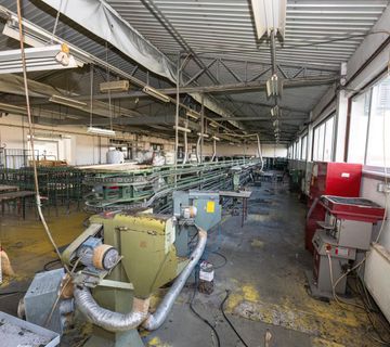 PRODAJE SE POSLOVNA ZGRADA – 1572 m² + DVORIŠTE 1236 m² - cover