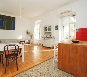 Prekrasan stan kod tržnice sa terasom - cover