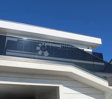 MEGA EKSLUZIVNA VILLA NOVI VINODOLSKI - cover