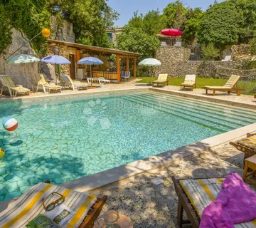 Eden Pule: Skriveni Dragulj u Rimskom kamenolomu - cover