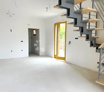 VOLME – atraktivna nekretnina, vrt, parking, 300 m od mora  - cover