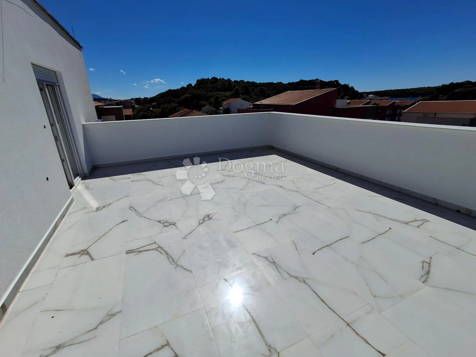 Dvoetažni apartman u Palitu sa prekrasnom krovnom terasom - cover