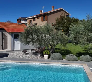 Ekskluzivno, Moderna obiteljska vila 180 m od mora - cover