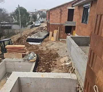 Krk, dvojna kuća za odmor sa bazenom i okućnicom - cover