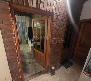 Vikendica s velikom okućnicom i šumom – mir i priroda na jednom mjestu - cover