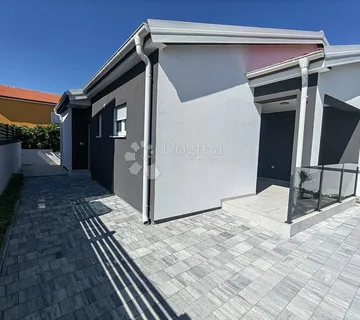 PRODAJE SE APARTMAN U DVOJNOJ KUĆI NA VIRU - cover