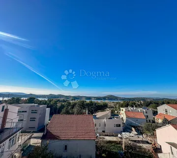 ŠIBENIK – DVOETAŽNA KUĆA S PANORAMSKIM POGLEDOM NA DVIJE TVRĐAVE I GARAŽOM - cover