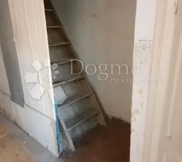 Stan u centru Šibenika za adaptaciju - cover