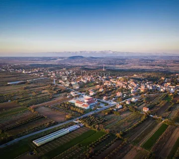 Poljoprivredno zemljište 8.362 m², Polača - cover