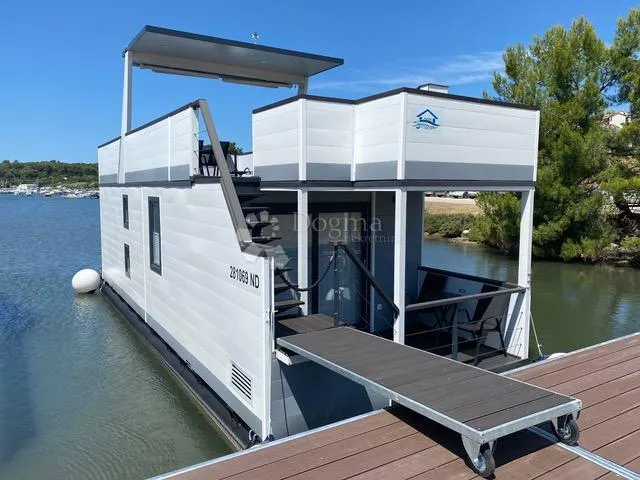 Plutajuća kuća - jedinstvena prilika uz more - cover