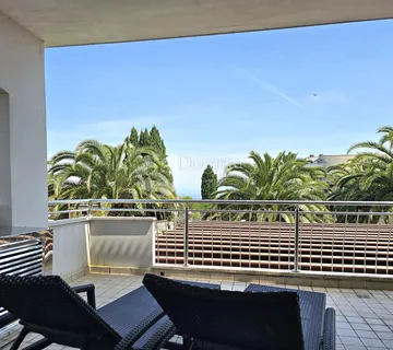 Prostrani stan 100m od uređene plaže - cover