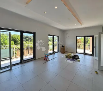 Kuća okružena zelenilom na top lokaciji PULA - cover