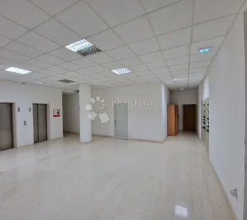 Poslovni prostor u podrumu na Splitu 3 - cover