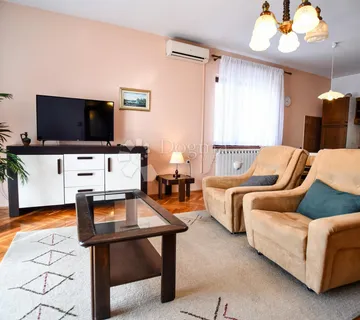 Elegantna obiteljska kuća sa dvorištem i garažom - cover