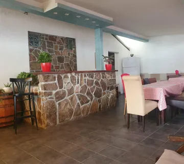 Samostojeći restoran s terasom i parkirngom - cover