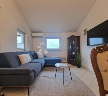 Prostran stan na odličnoj lokaciji 500 m od mora - cover