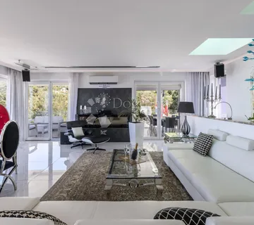 EKSKLUZIVNO U PRODAJI - AUTETIČNA VILA S POGLEDOM NA MORE, PODSTRANA - cover