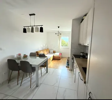 Stan s dva parking mjesta, novogradnja, Solin - cover