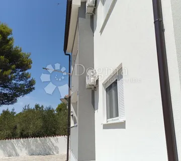 NOVA KUĆA U VODICAMA SA DVA ODVOJENA STANA  700 m OD MORA - cover