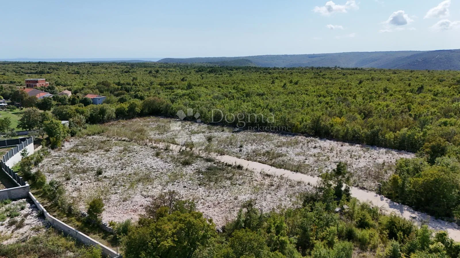 SAMO KOD NAS! GRAĐEVINSKO ZEMLJIŠTE SA DOZVOLOM ZA MONTAŽNU KUĆU, NADOMAK MORA! - cover
