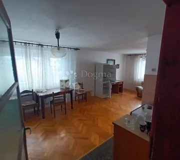 KUĆA U BLIZINI CENTRA GRADA - cover