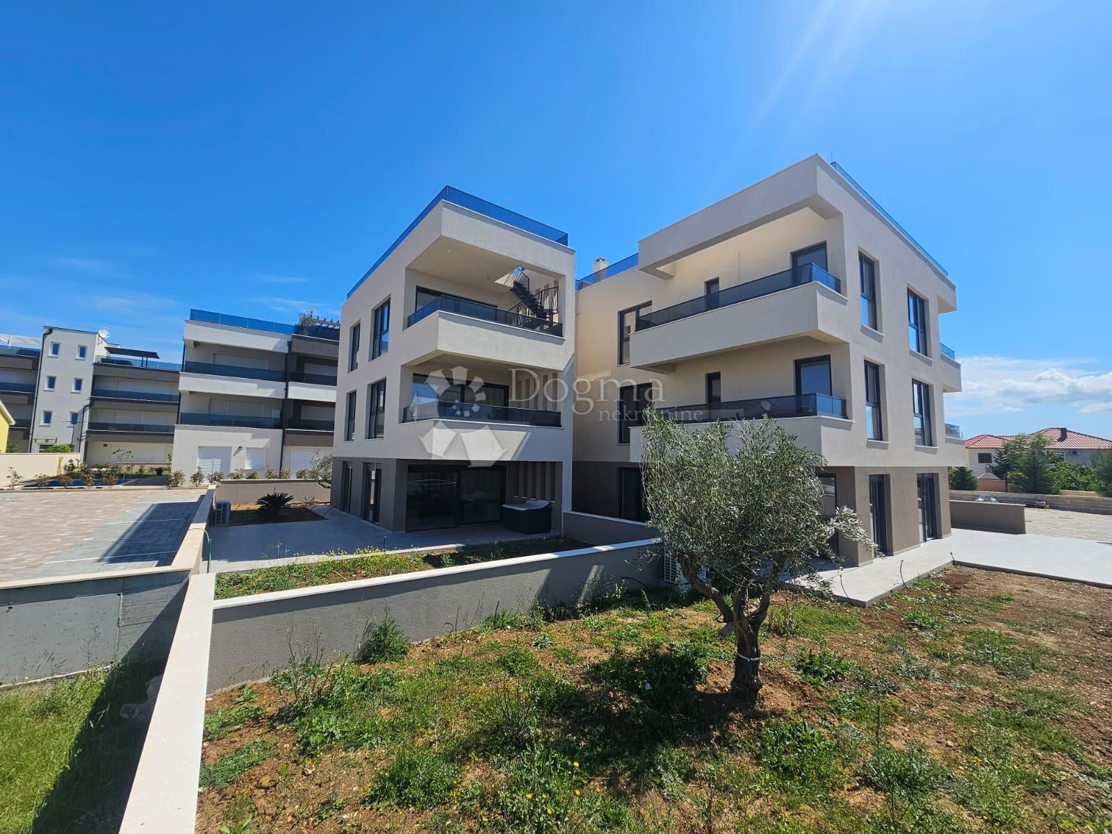 PRODAJE SE LUKSUZNI APARTMAN PRIVLAKA S3 - cover