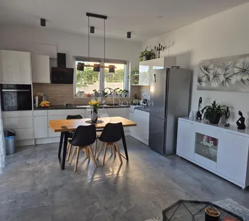 Prodaje se dvosoban stan s pogledom na more – Brodarica, Šibenik - cover