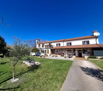 KARIGADOR - Kuća sa 3 stana 300m od mora - cover
