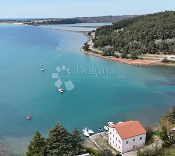 Povijesni ljetnikovac s privatnim molom - cover